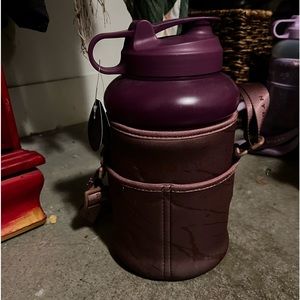 NWT PLUM HYDROJUG and sleeve